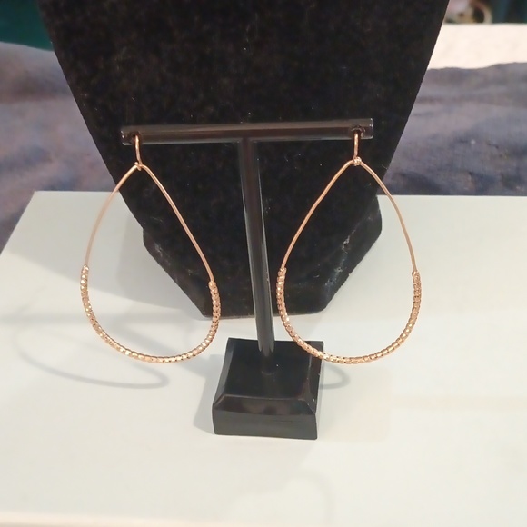 unbranded Jewelry - Goldtone teardrop earrings very cute